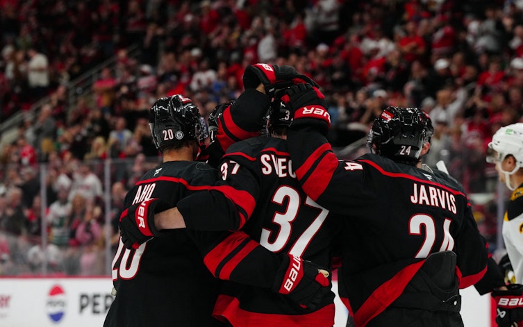 Carolina Hurricanes inledde den åttonde raka segern den här säsongen